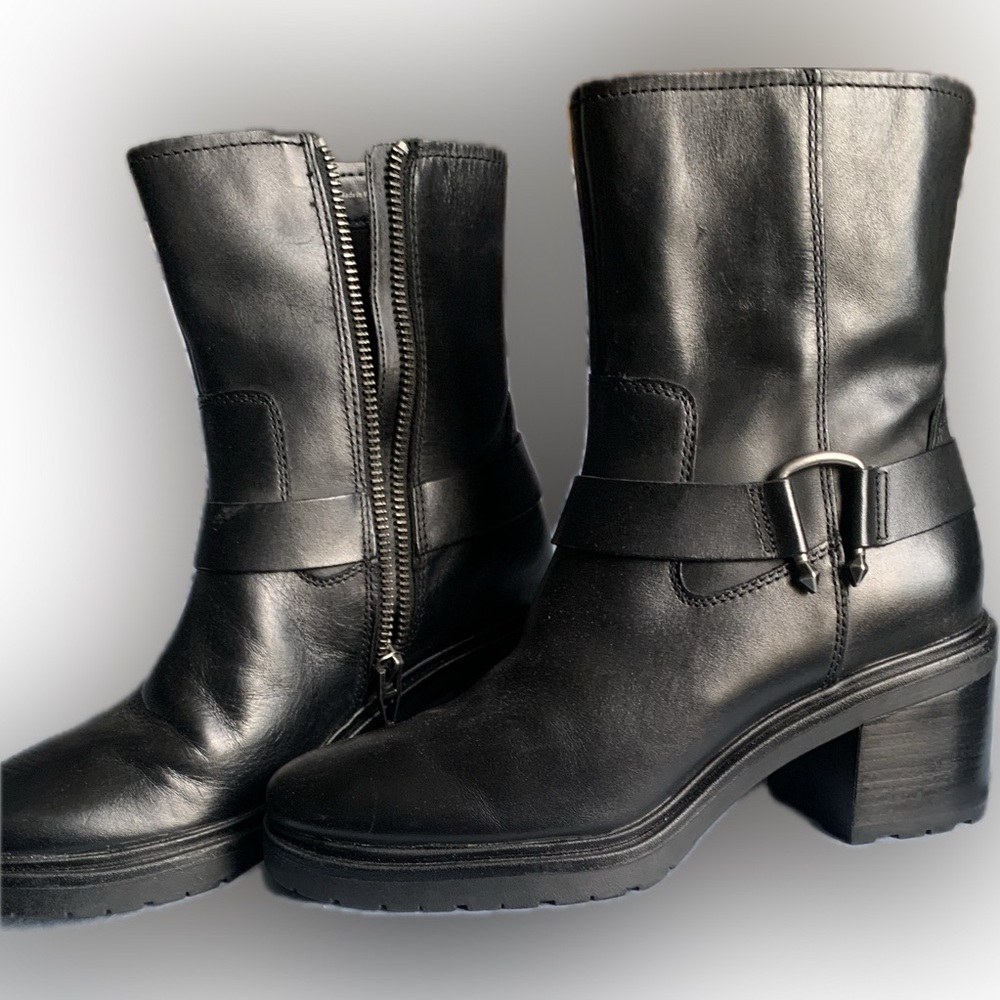 Dolce Vita black leather round toe bootie boot | 9.5